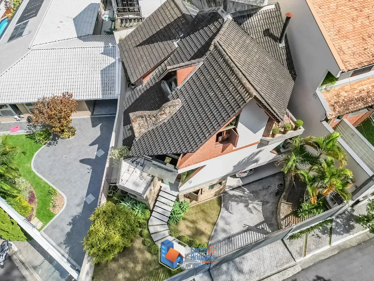 Casa, 4 quartos, 237 m² - Foto 1