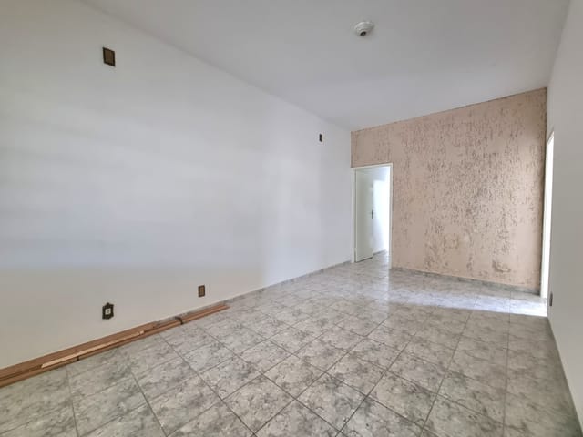 Casa com 218m² 4 quartos e 2 banheiros, à venda, no bairro Chácara Galega em Pindamonhangaba