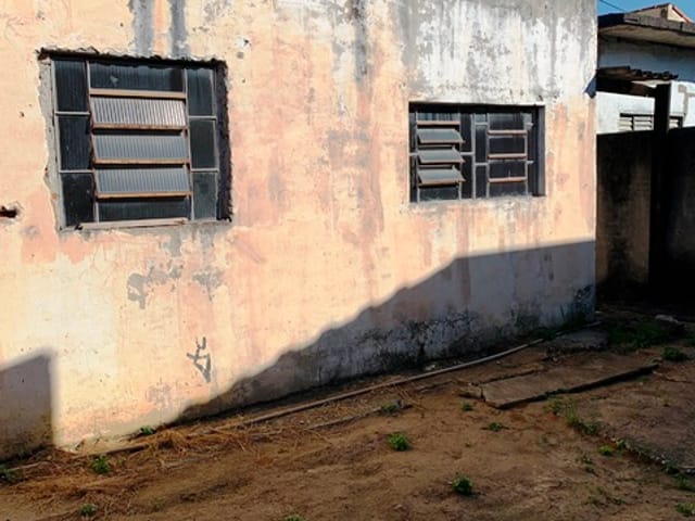 Casa com 300m² 2 quartos e 1 banheiro, à venda, no bairro Laerte Assunção em Pindamonhangaba