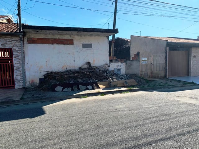 Casa com 300m² 2 quartos e 1 banheiro, à venda, no bairro Laerte Assunção em Pindamonhangaba