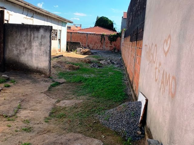 Casa com 300m² 2 quartos e 1 banheiro, à venda, no bairro Laerte Assunção em Pindamonhangaba