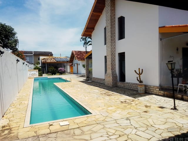 Casa com 900m² 3 quartos e 3 banheiros, à venda, no bairro Vila São Geraldo em Taubaté
