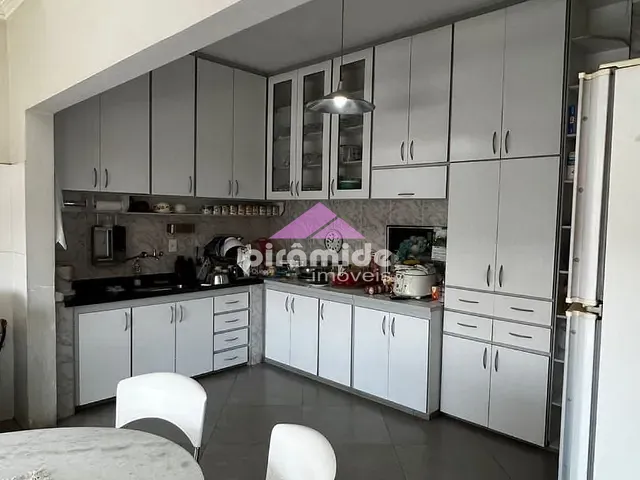 Casa com 382m² 3 quartos e 3 banheiros, à venda, no bairro Vila Tesouro em São José dos Campos
