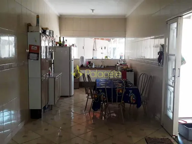 Casa com 250m² 3 quartos e 2 banheiros, à venda, no bairro Vila Suiça em Pindamonhangaba