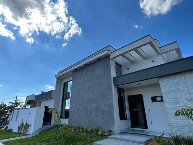 Casa com 480m² 3 quartos e 4 banheiros, à venda, no bairro Mombaça em Pindamonhangaba