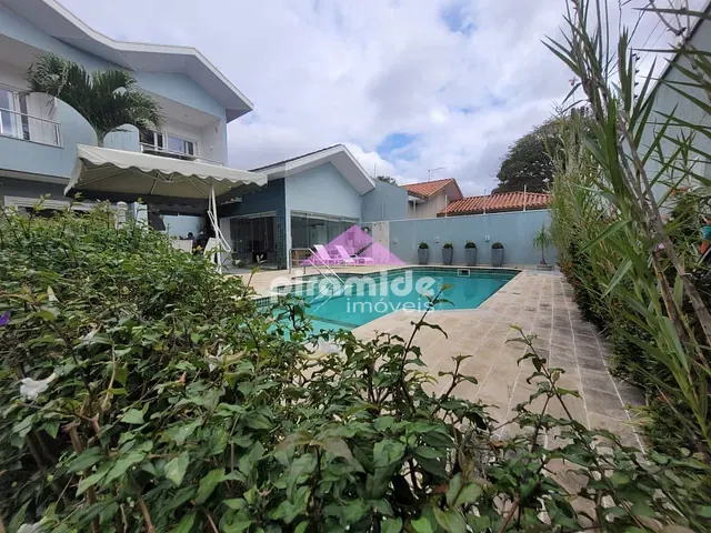 Casa com 500m² 3 quartos e 5 banheiros, à venda, no bairro Jardim Siesta em Jacareí