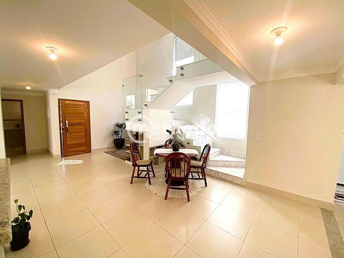 Casa, 3 quartos, 215 m² - Foto 2