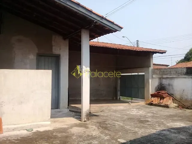Casa com 250m² 3 quartos e 2 banheiros, à venda, no bairro Quadra Coberta em Pindamonhangaba