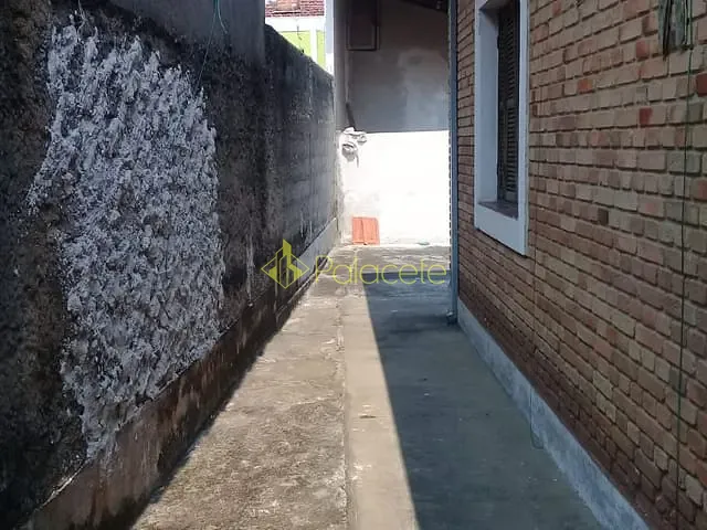 Casa com 250m² 3 quartos e 2 banheiros, à venda, no bairro Quadra Coberta em Pindamonhangaba