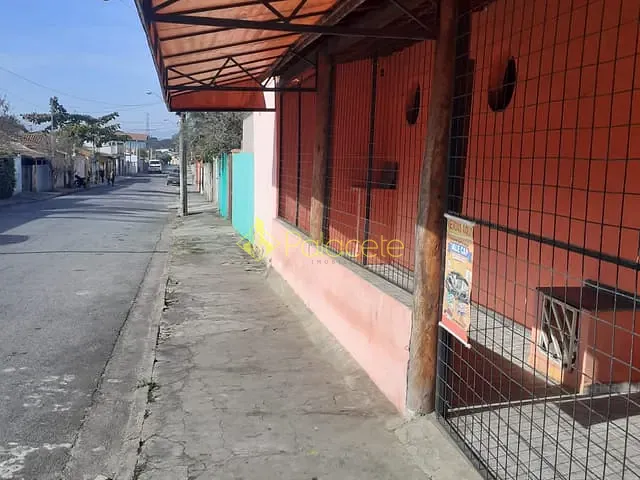 Casa com 357m² 2 quartos e 1 banheiro, à venda, no bairro Jardim Cristina em Pindamonhangaba