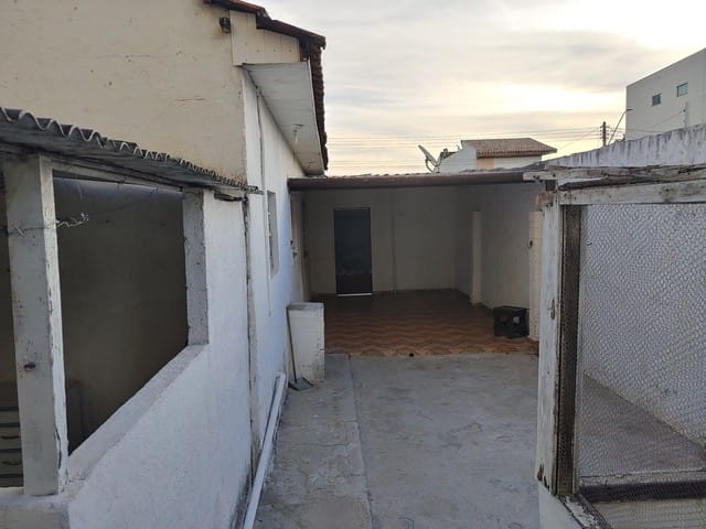 Casa com 300m² 2 quartos e 2 banheiros, à venda, no bairro Vila Jaboticabeira em Taubaté