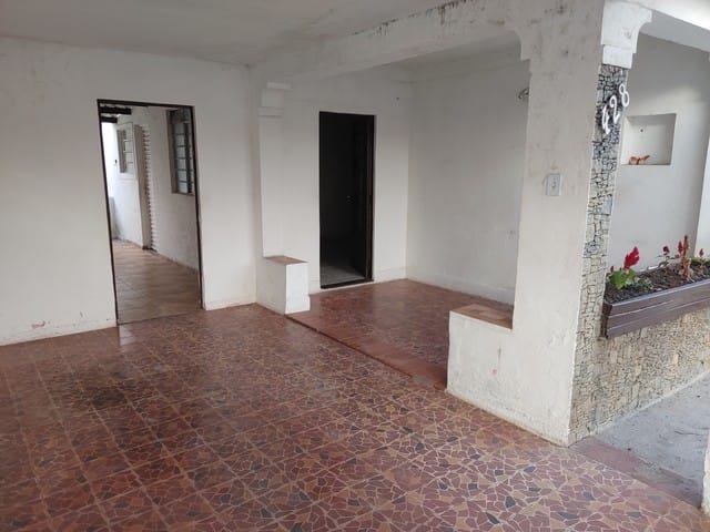 Casa com 300m² 2 quartos e 2 banheiros, à venda, no bairro Vila Jaboticabeira em Taubaté