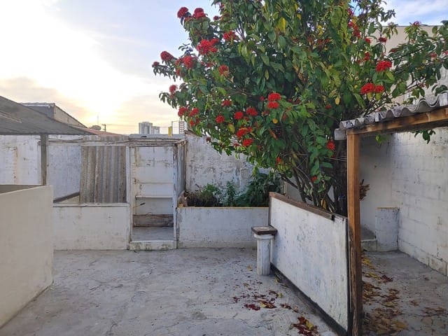 Casa com 300m² 2 quartos e 2 banheiros, à venda, no bairro Vila Jaboticabeira em Taubaté