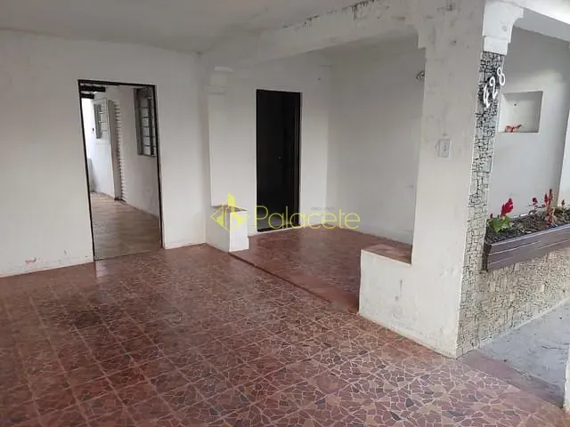 Casa com 300m² 2 quartos e 2 banheiros, à venda, no bairro Vila Jaboticabeira em Taubaté