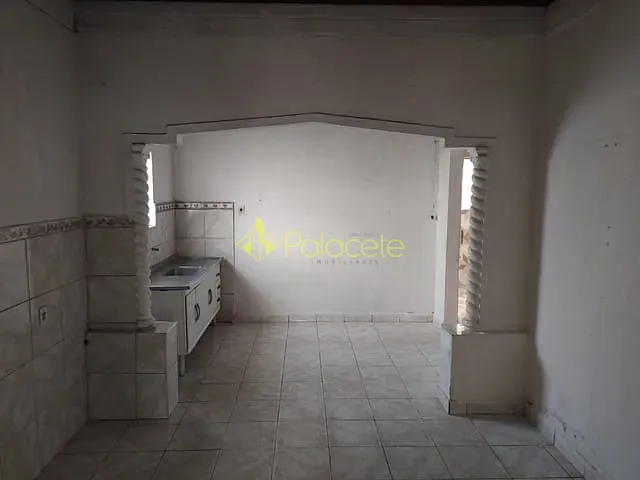Casa com 300m² 2 quartos e 2 banheiros, à venda, no bairro Vila Jaboticabeira em Taubaté