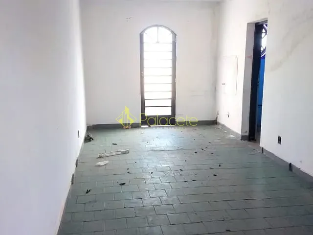 Casa com 114m², à venda, no bairro Centro em Moreira César