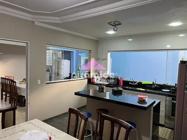 Casa com 300m² 3 quartos e 3 banheiros, à venda, no bairro Jardim do Céu em São José dos Campos