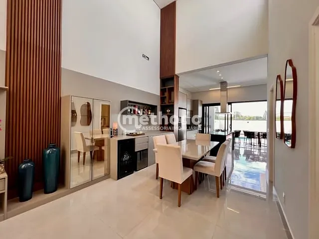 Casa com 300m² 3 quartos e 5 banheiros, à venda, no bairro Roncáglia em Valinhos