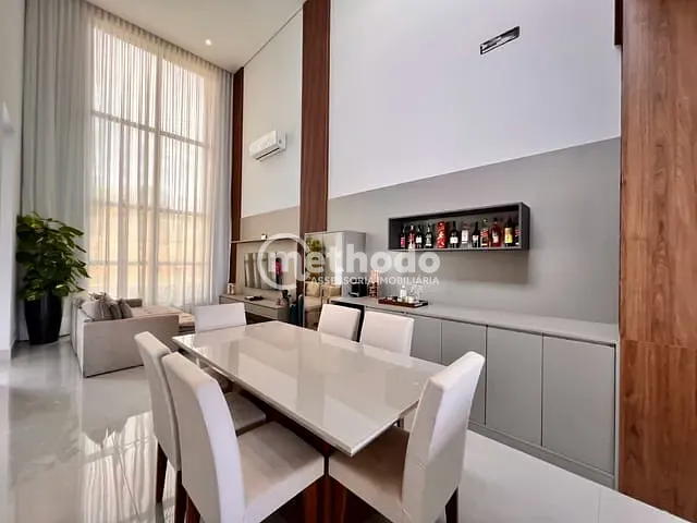 Casa com 300m² 3 quartos e 5 banheiros, à venda, no bairro Roncáglia em Valinhos