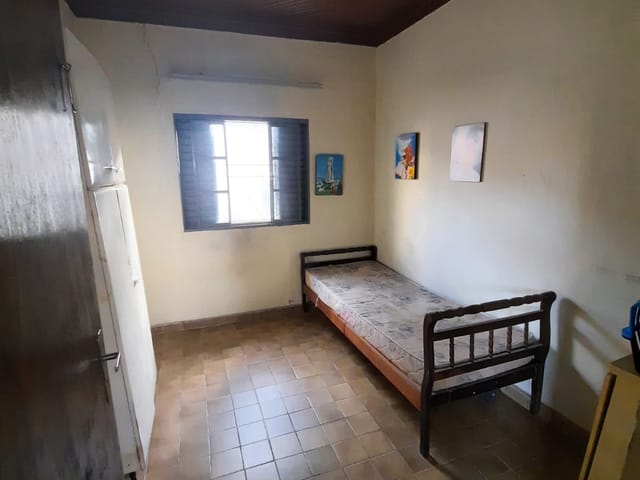 Casa com 370m² 4 quartos e 2 banheiros, à venda, no bairro Jardim Cristina em Pindamonhangaba