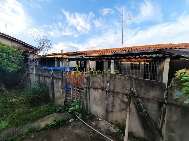 Casa com 370m² 4 quartos e 2 banheiros, à venda, no bairro Jardim Cristina em Pindamonhangaba