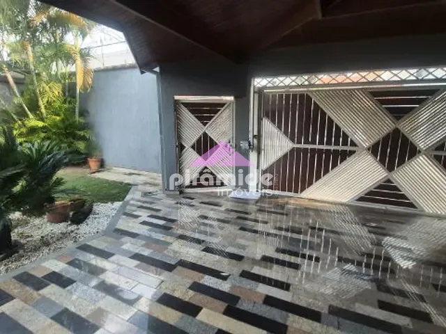 Casa com 350m² 4 quartos e 4 banheiros, para alugar, no bairro Loteamento Villa Branca em Jacareí