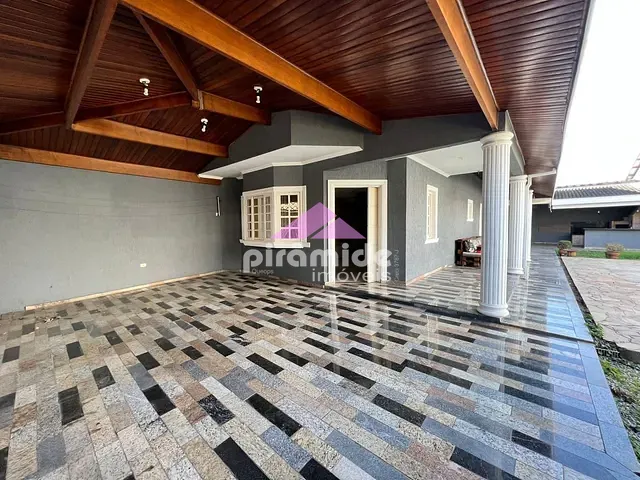 Casa com 350m² 4 quartos e 4 banheiros, para alugar, no bairro Loteamento Villa Branca em Jacareí