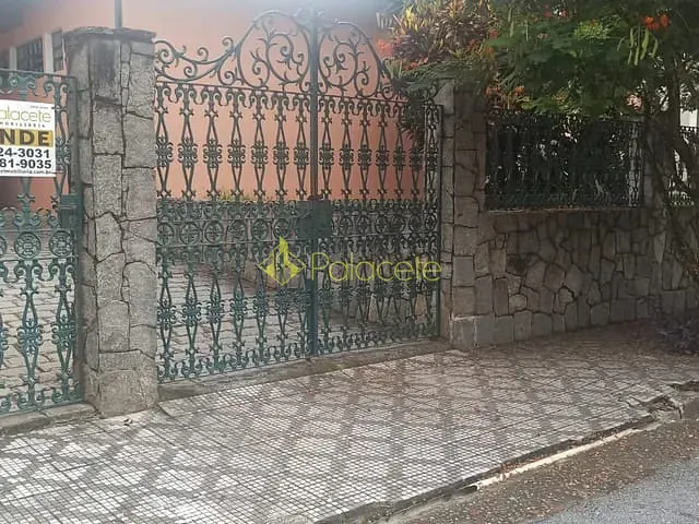 Casa com 974m² 4 quartos e 2 banheiros, à venda, no bairro Centro em Taubaté