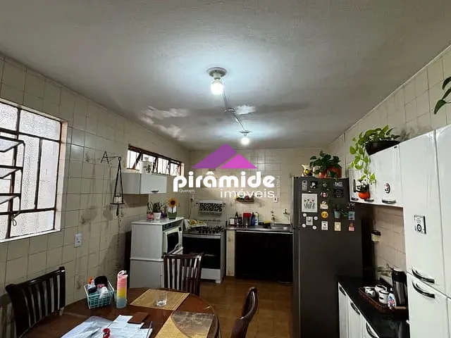 Casa com 200m² 3 quartos e 2 banheiros, à venda, no bairro Parque Industrial em São José dos Campos