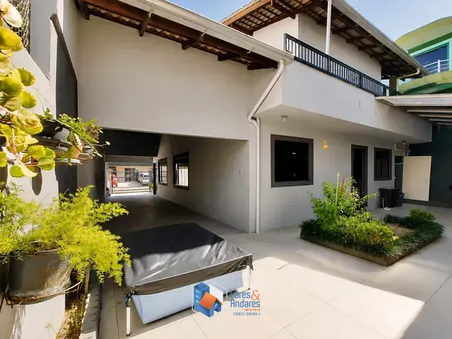 Casa com 300m² 3 quartos e 4 banheiros, à venda, no bairro Centro em Navegantes