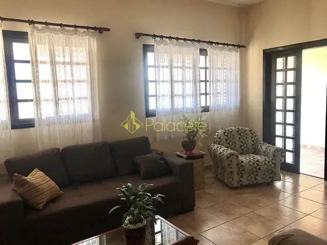 Casa com 455m² 3 quartos e 2 banheiros, à venda, no bairro Jardim Bela Vista em Taubaté