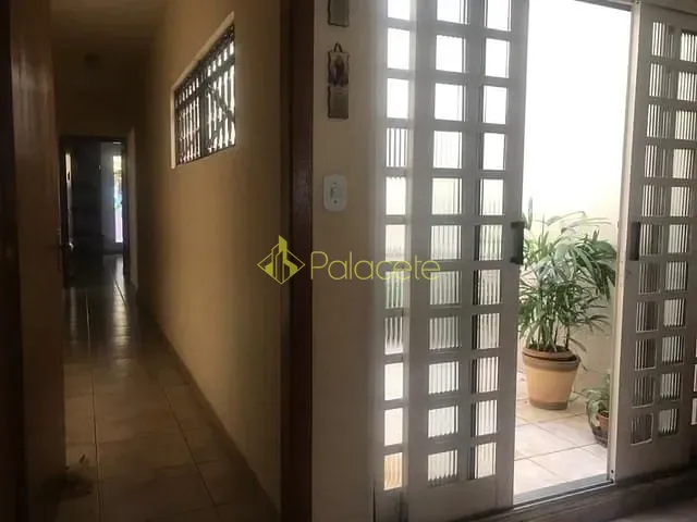 Casa com 455m² 3 quartos e 2 banheiros, à venda, no bairro Jardim Bela Vista em Taubaté