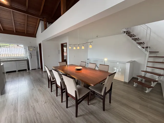 Foto do Casa - Casa para venda em Sambaqui com 4 quartos, sendo 3 suítes, 227m² | Lares e Andares Imóveis