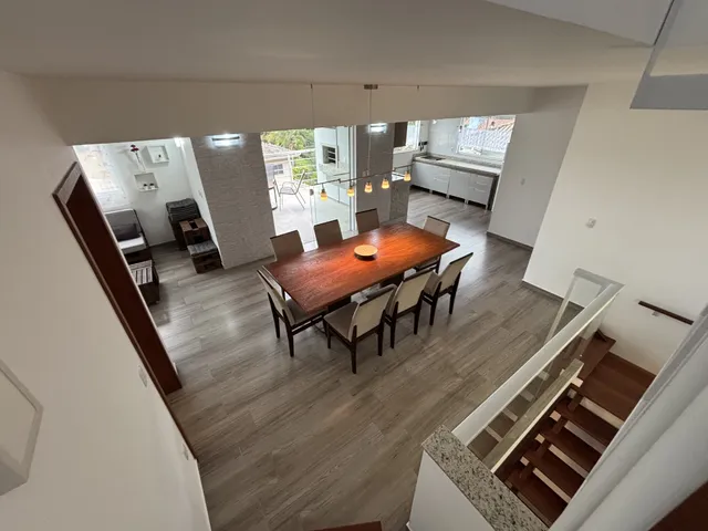 Foto do Casa - Casa para venda em Sambaqui com 4 quartos, sendo 3 suítes, 227m² | Lares e Andares Imóveis