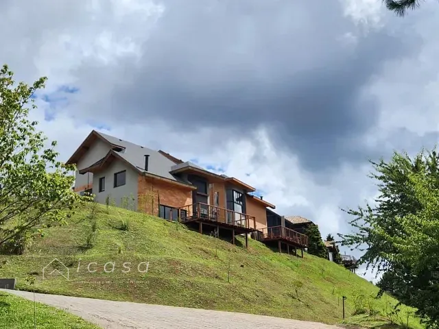 Casa com 350m² 4 quartos e 5 banheiros, à venda, no bairro Recanto das Araucárias em Campos do Jordão