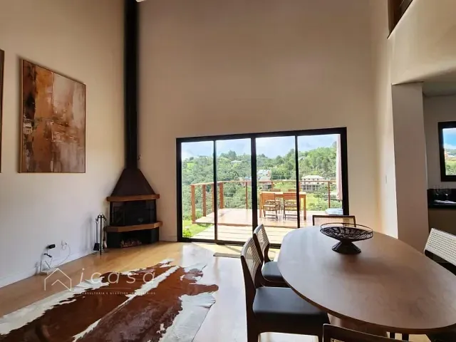 Casa com 350m² 4 quartos e 5 banheiros, à venda, no bairro Recanto das Araucárias em Campos do Jordão