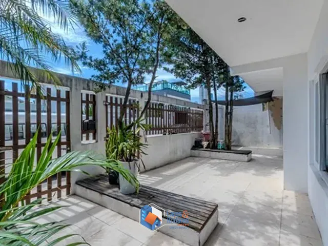 Casa com 300m² 5 quartos e 4 banheiros, à venda, no bairro Centro em Balneário Camboriú