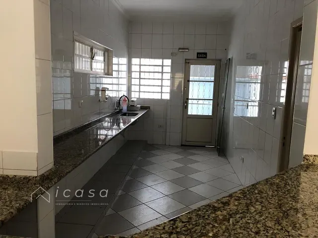 Casa com 300m² 2 quartos e 2 banheiros, à venda ou para alugar, no bairro Jardim América em São José dos Campos