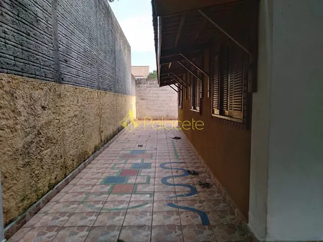 Casa com 252m² 4 quartos e 2 banheiros, à venda, no bairro Jardim Carlota em Pindamonhangaba