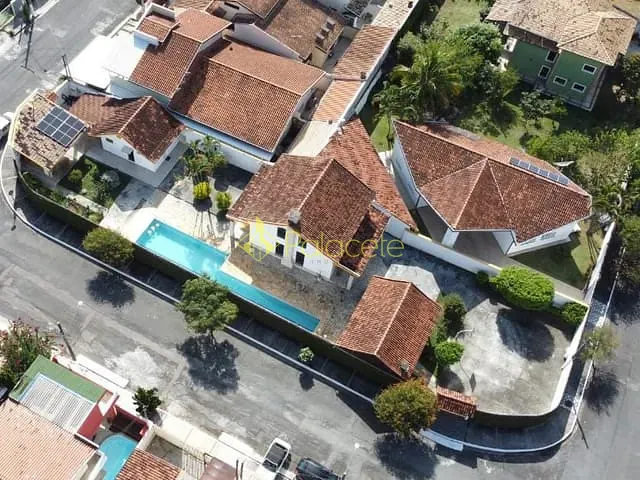 Casa com 900m² 2 quartos e 3 banheiros, à venda, no bairro Vila São Geraldo em Taubaté