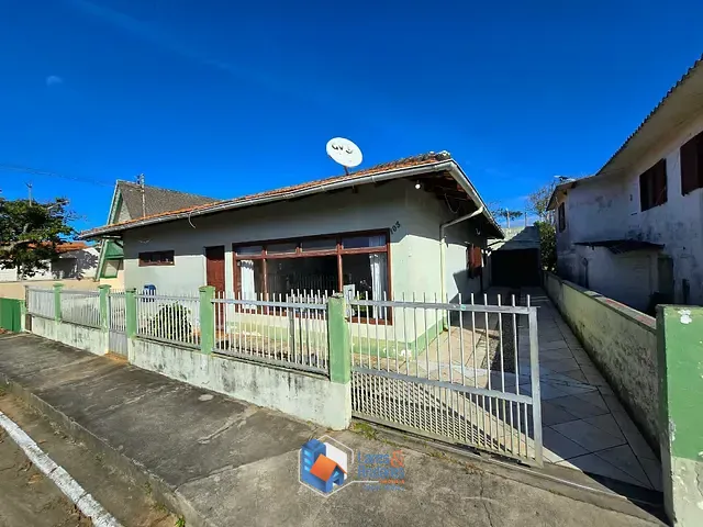 Casa com 350000m² 4 quartos e 3 banheiros, à venda, no bairro Meia Praia em Navegantes