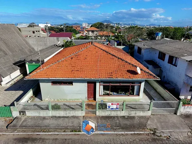 Casa com 350000m² 4 quartos e 3 banheiros, à venda, no bairro Meia Praia em Navegantes