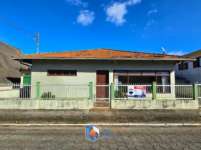 Casa com 350000m² 4 quartos e 3 banheiros, à venda, no bairro Meia Praia em Navegantes