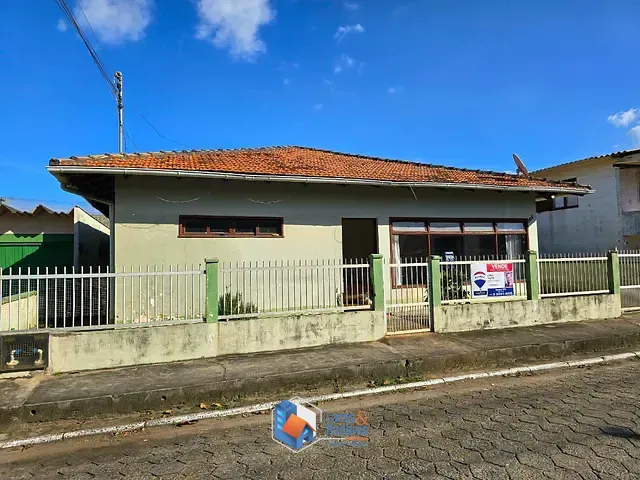 Casa com 350000m² 4 quartos e 3 banheiros, à venda, no bairro Meia Praia em Navegantes
