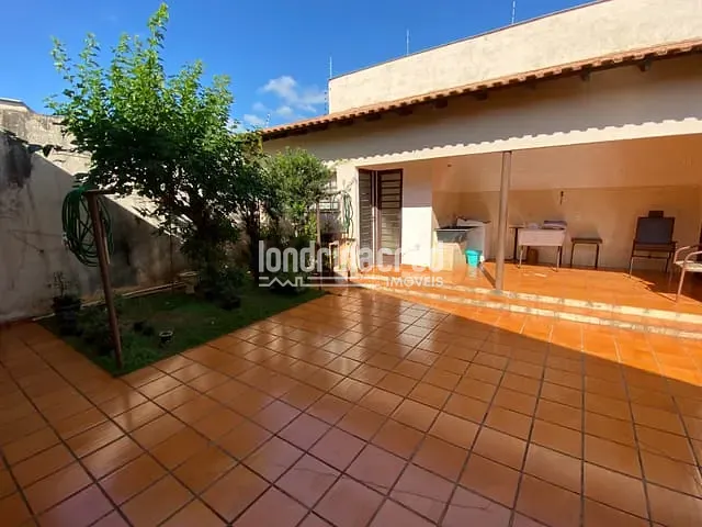 Casa com 350m² 3 quartos e 3 banheiros, à venda, no bairro Brasília em Londrina
