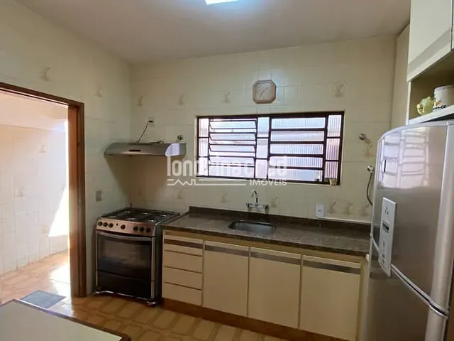 Casa com 350m² 3 quartos e 3 banheiros, à venda, no bairro Brasília em Londrina