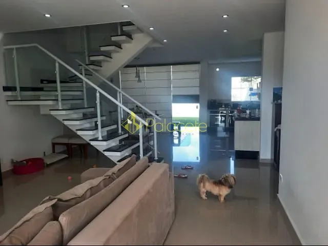 Casa com 300m², à venda, no bairro Abaete em Taubaté