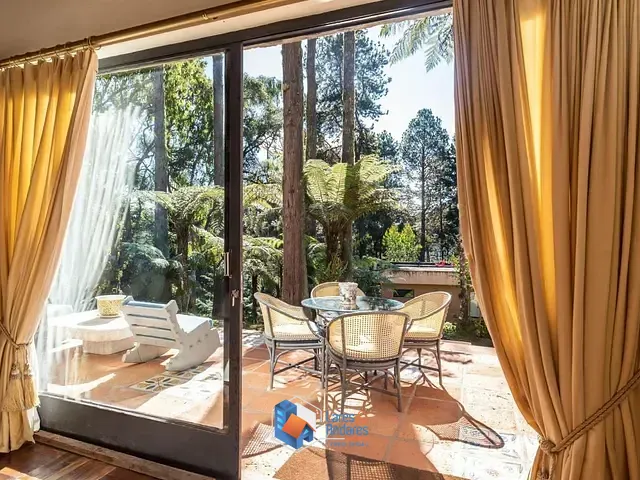 Casa com 66000m² 6 quartos e 8 banheiros, à venda, no bairro Jardim Toriba em Campos Do Jordão