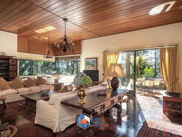 Casa com 66000m² 6 quartos e 8 banheiros, à venda, no bairro Jardim Toriba em Campos Do Jordão