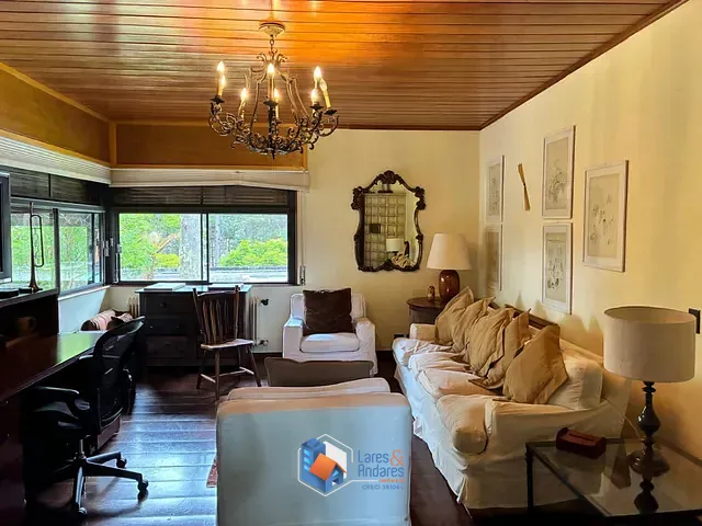 Casa com 66000m² 6 quartos e 8 banheiros, à venda, no bairro Jardim Toriba em Campos Do Jordão